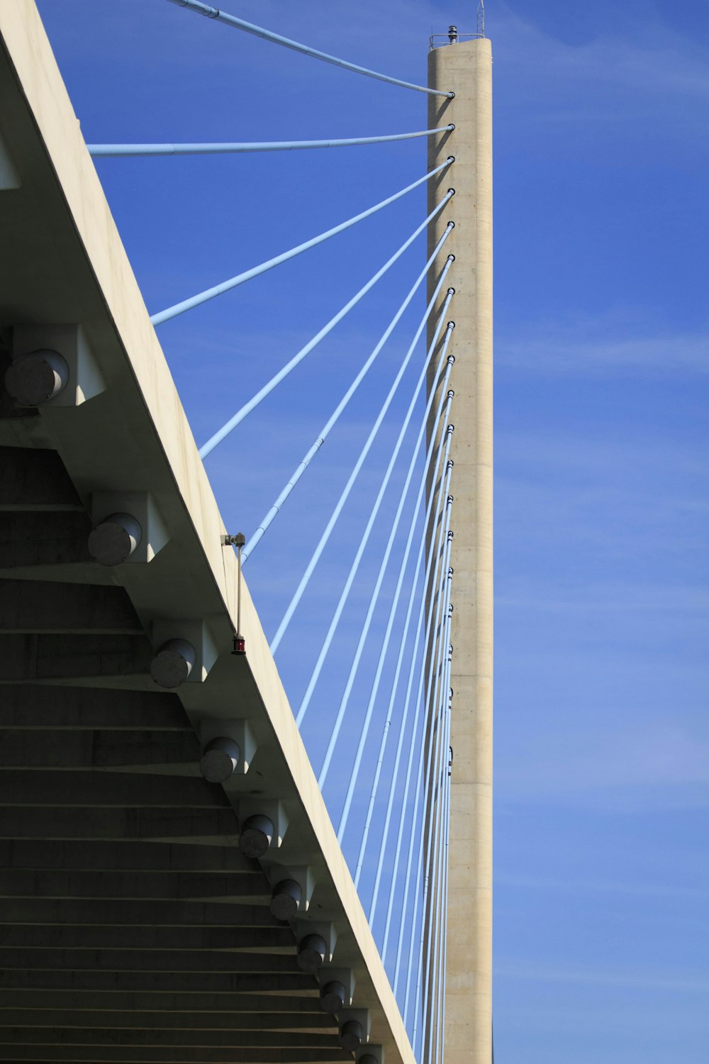 Weiße Brücke unter blauem Himmel tagsüber