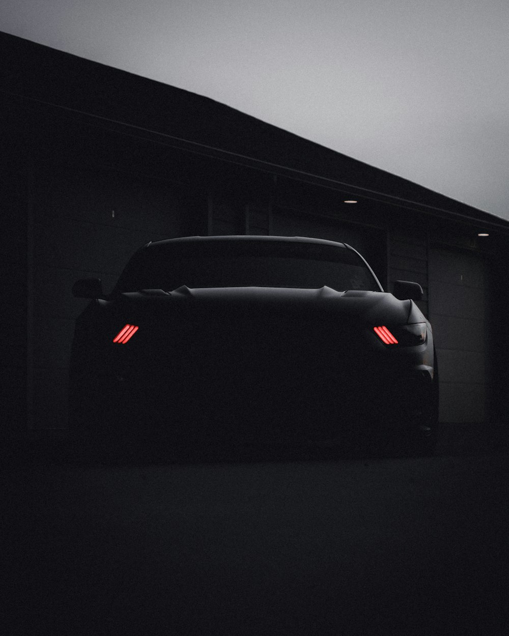 Schwarzes Auto in einem dunklen Raum