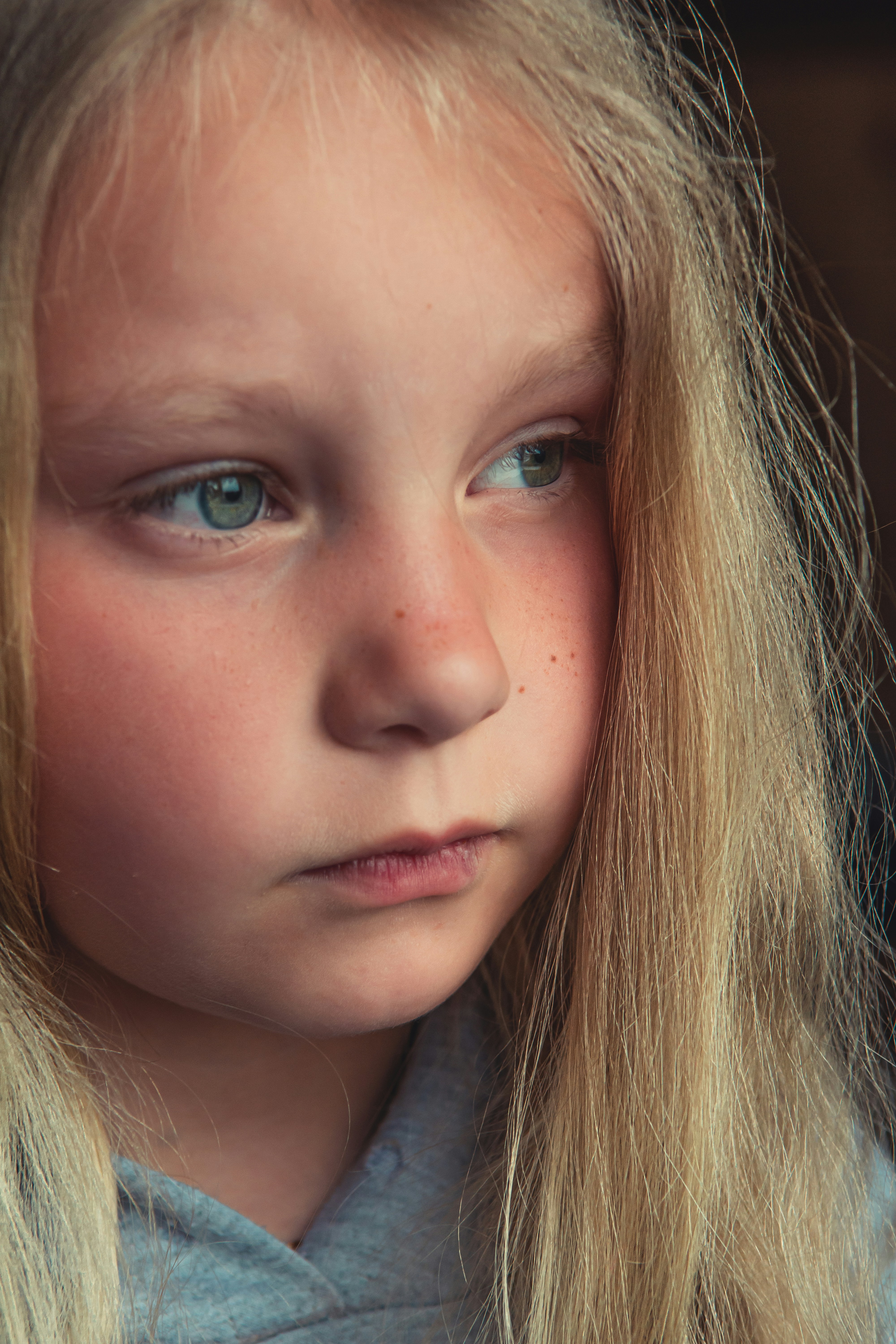 Mädchen mit braunen Haaren und blauen Augen Foto – Kostenloses Bild zum  Thema Mensch auf Unsplash, image size:3000x4500