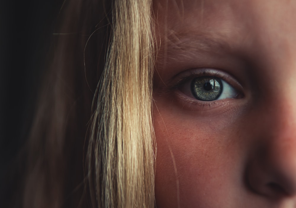 woman with blonde hair and blue eyes photo – Free Brown Image on Unsplash