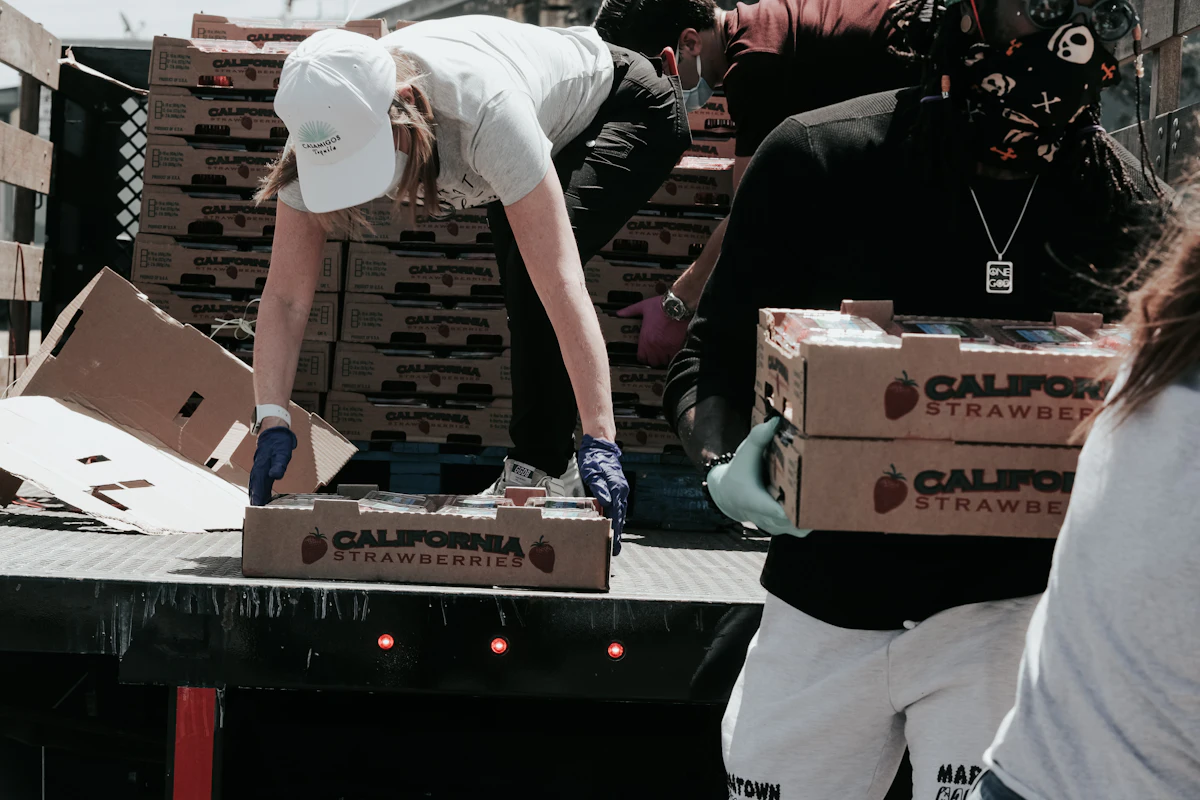 Tangan menyiapkan kardus pesanan di meja packing
