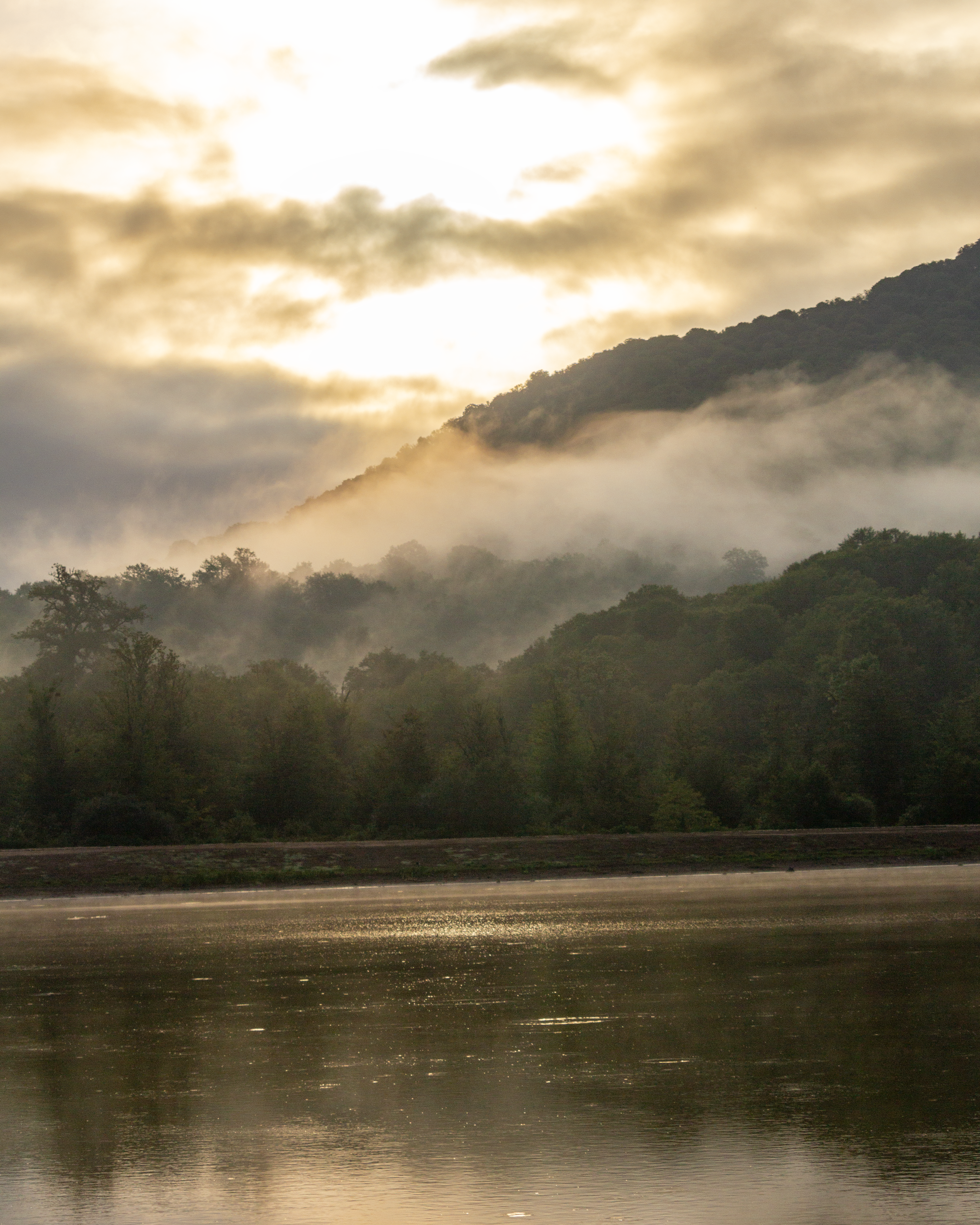 un plan d’eau avec une montagne en arrière-plan