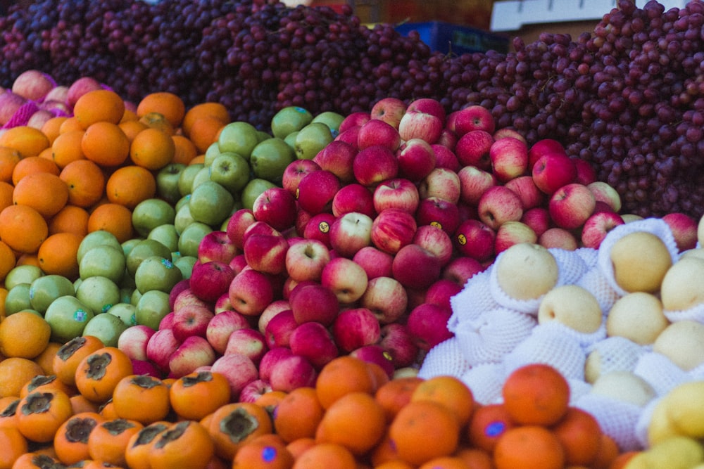 fruits de pomme rouge et verte