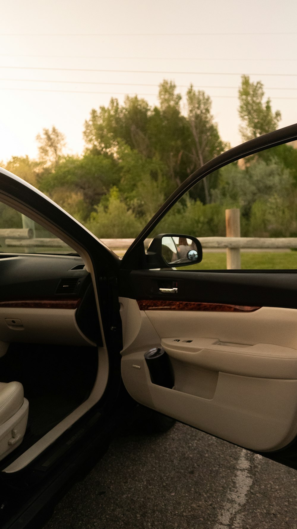 Interior del coche blanco y negro