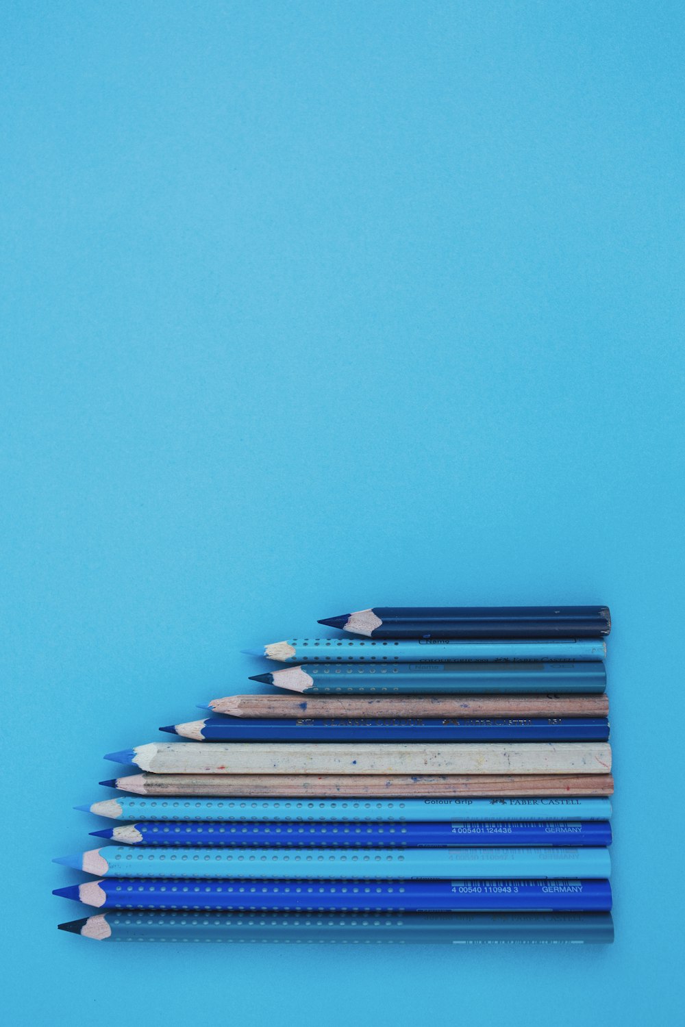 matite coloranti blu e bianche