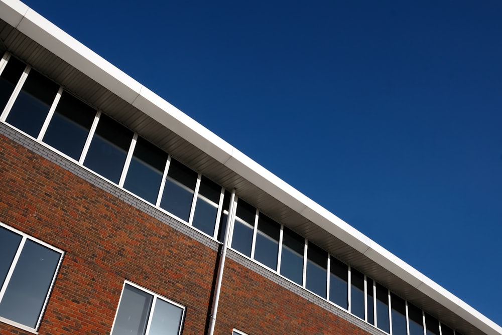 edificio in mattoni marroni sotto il cielo blu durante il giorno