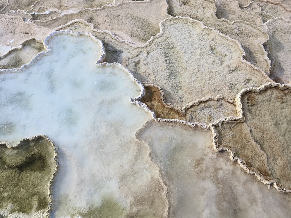 Vue aérienne du plan d’eau pendant la journée