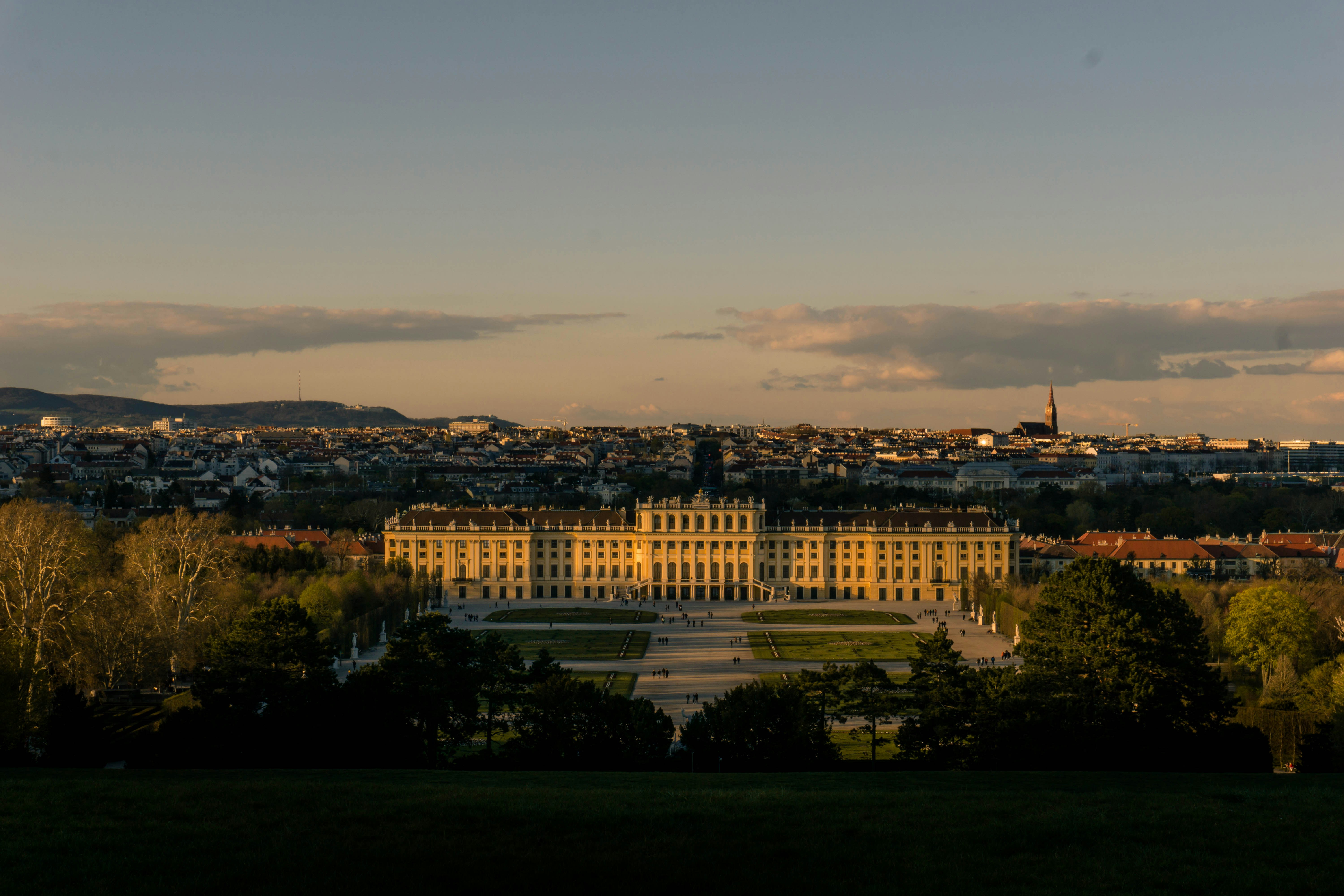 Weißes Betongebäude bei Sonnenuntergang