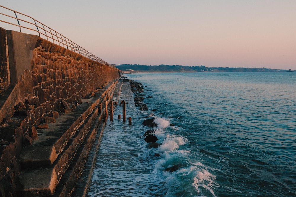 muelle de madera marrón en el mar azul bajo el cielo azul durante el día