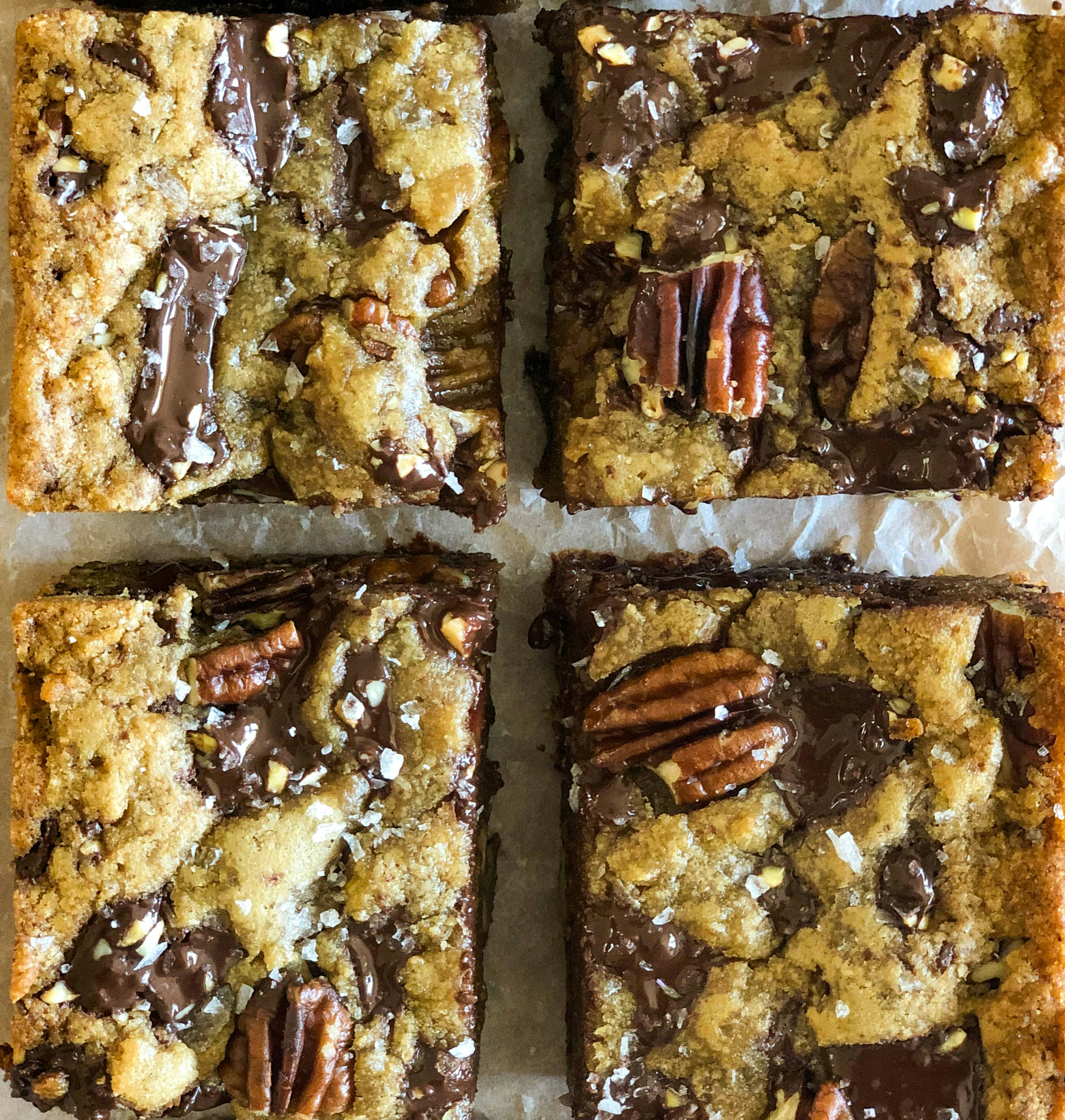 tavoletta di cioccolato marrone e bianco