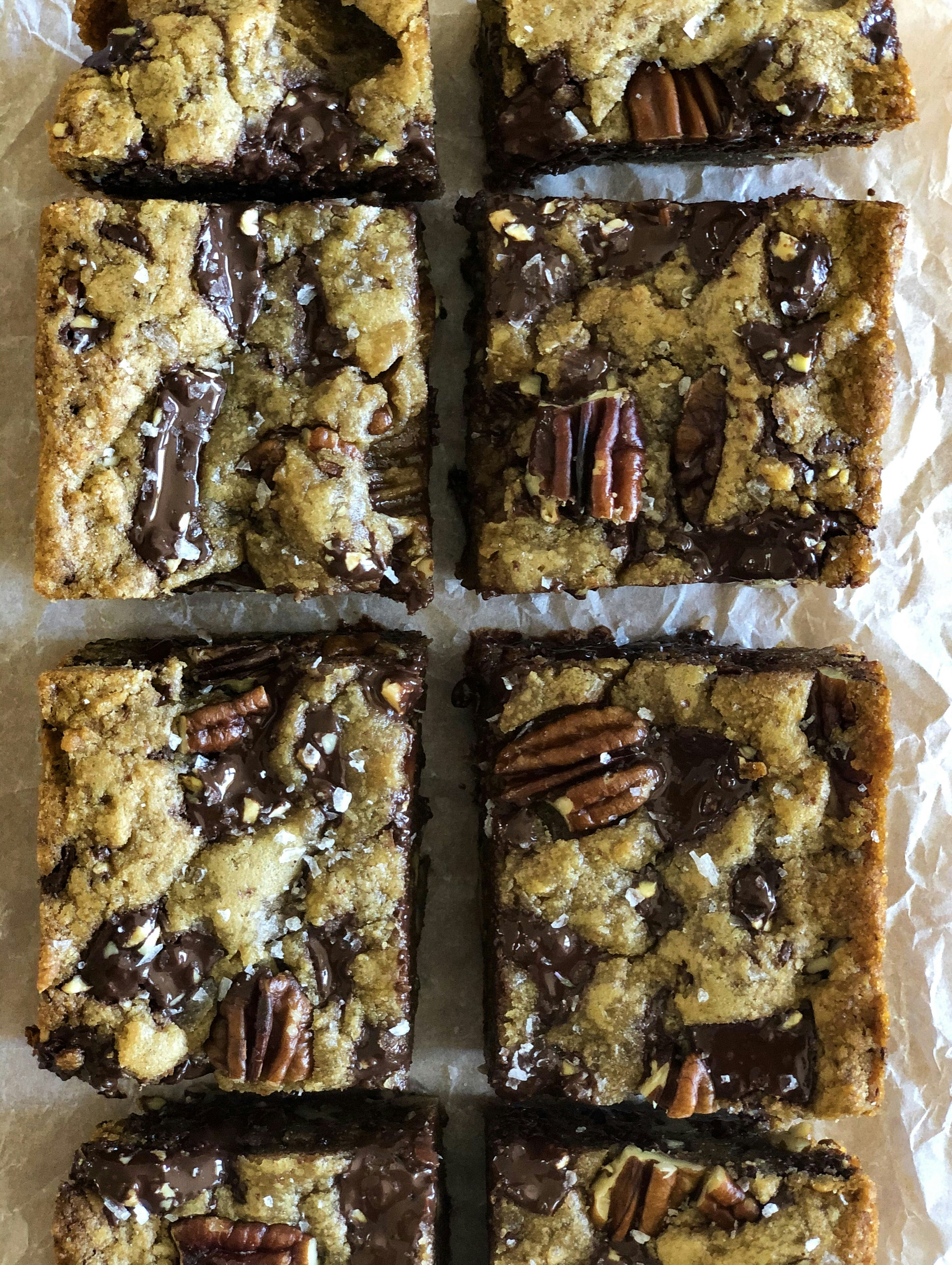 tavoletta di cioccolato marrone e bianco