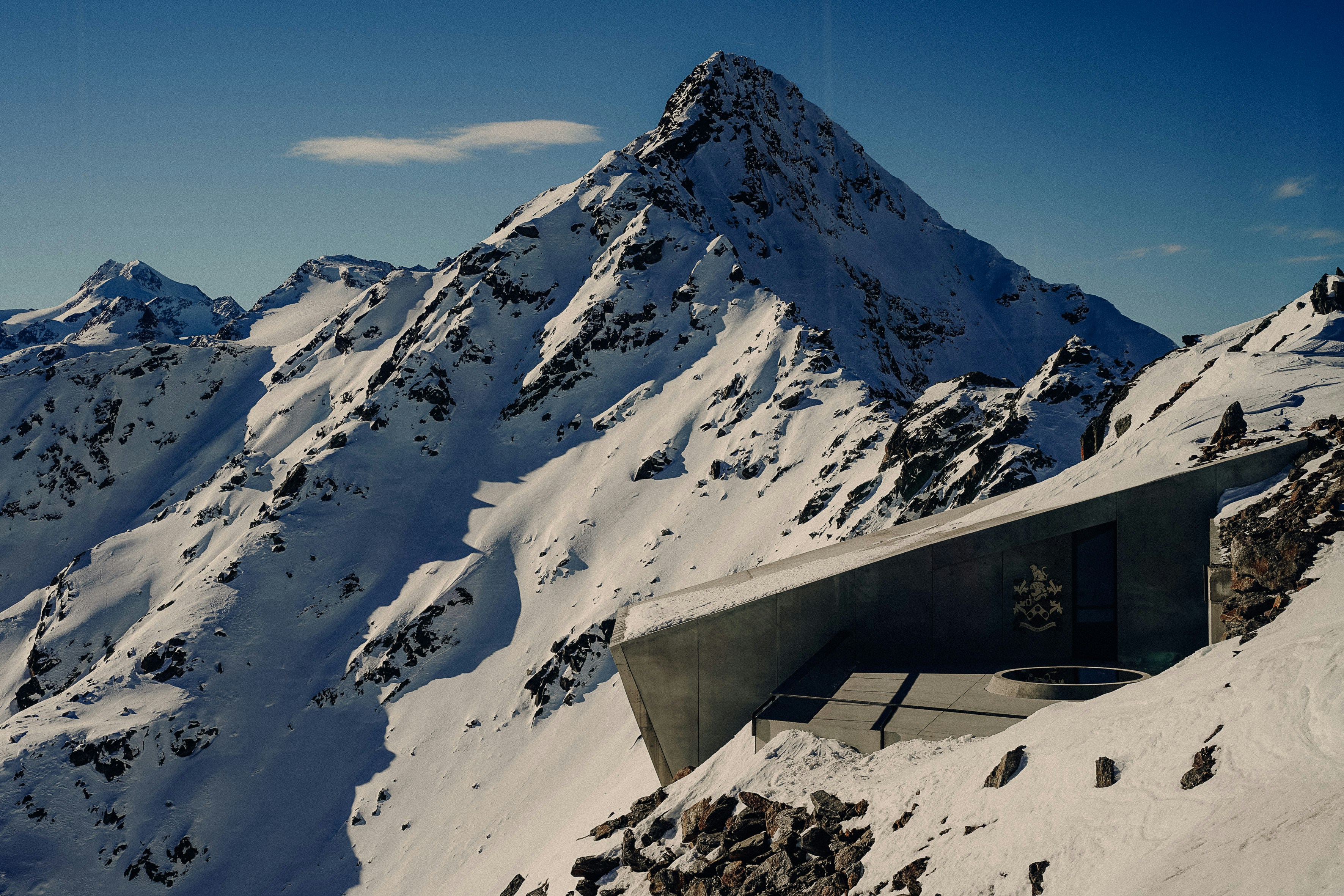 Schneebedeckter Berg unter blauem Himmel tagsüber