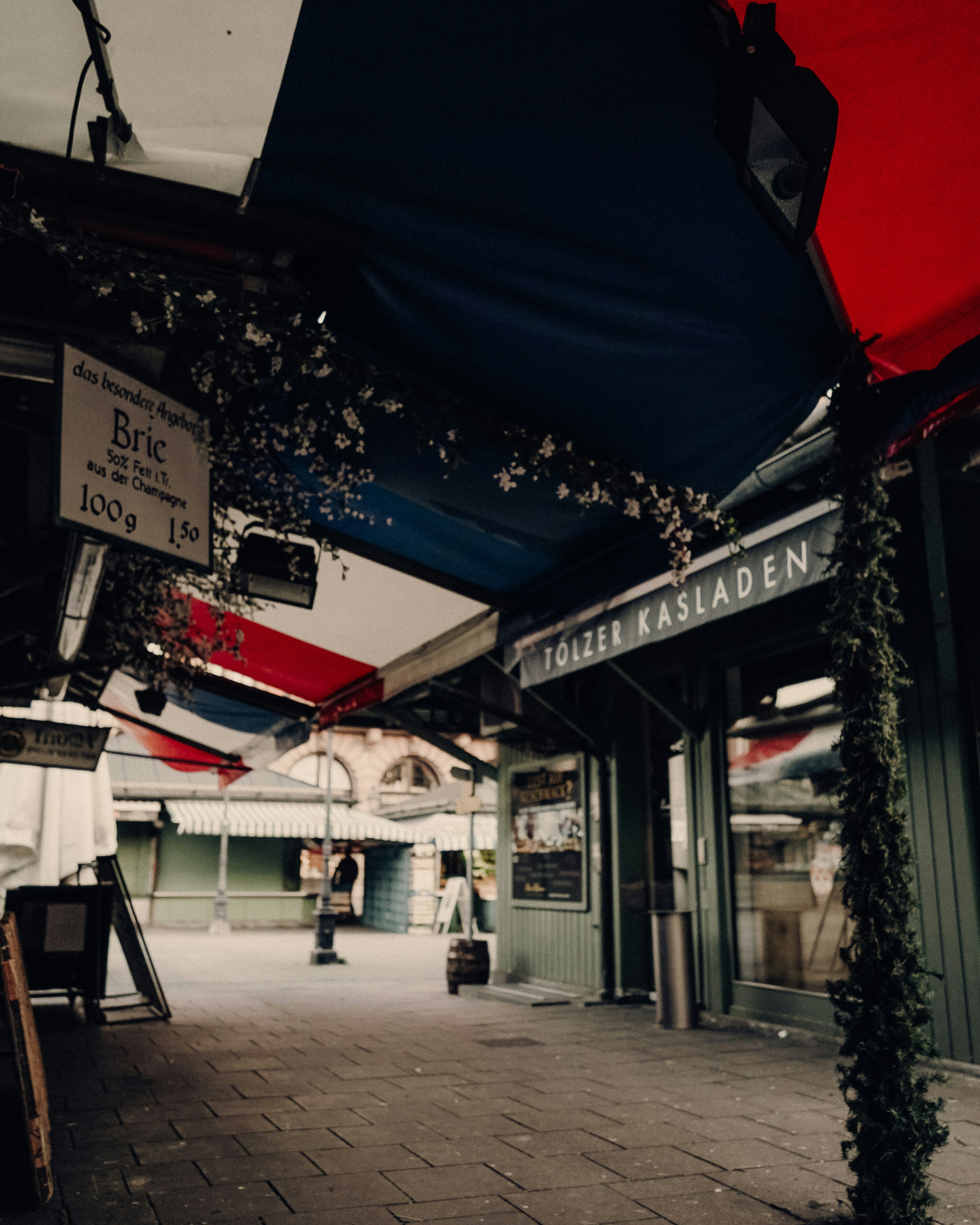 Menschen, die nachts auf der Straße spazieren gehen