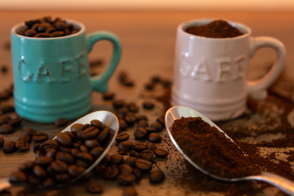 Taza de cerámica verde con granos de café