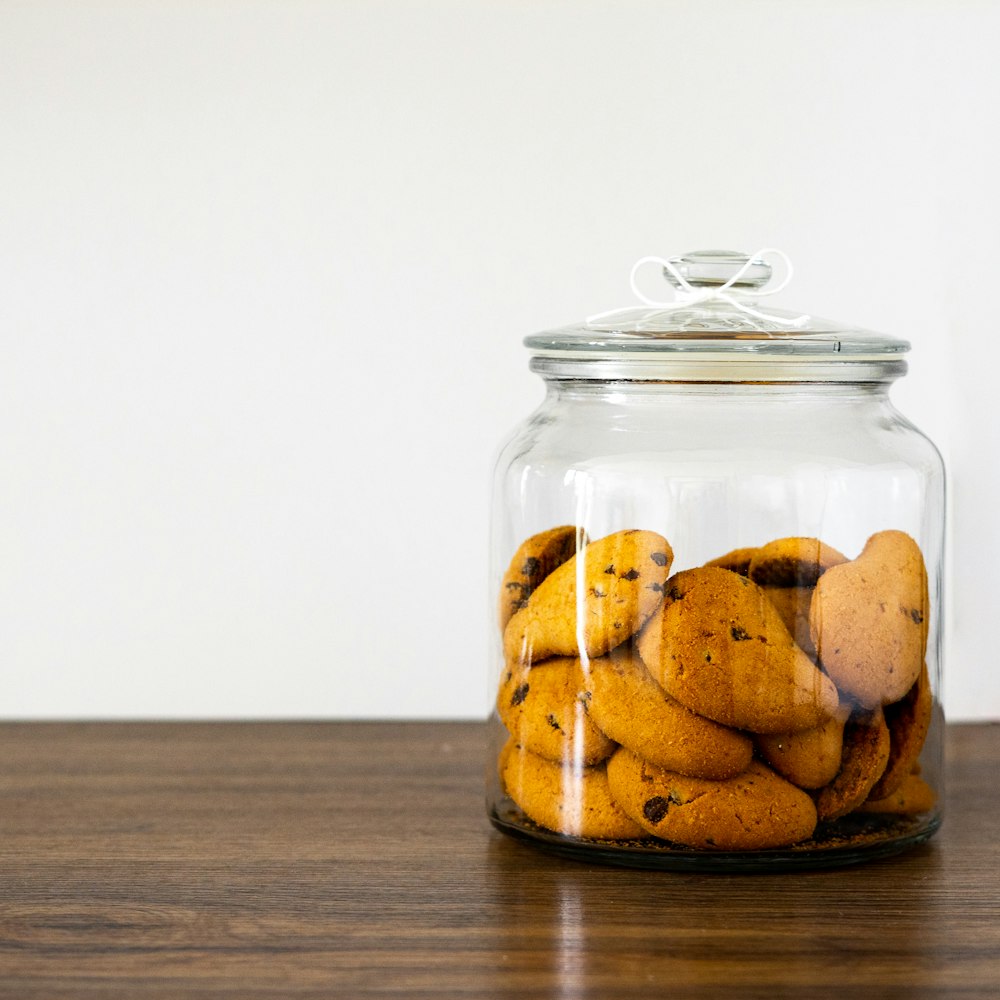 Galletas marrones en frasco de vidrio transparente