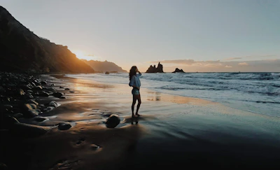 Chica posando en la orilla del mar. Tenerife
