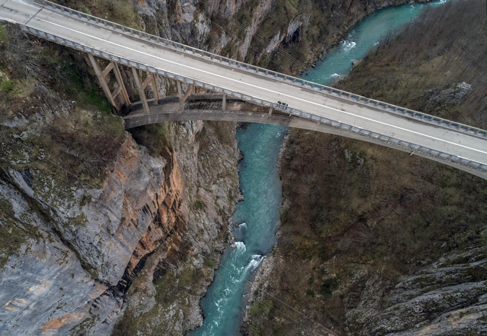 ponte branca sobre o rio durante o dia