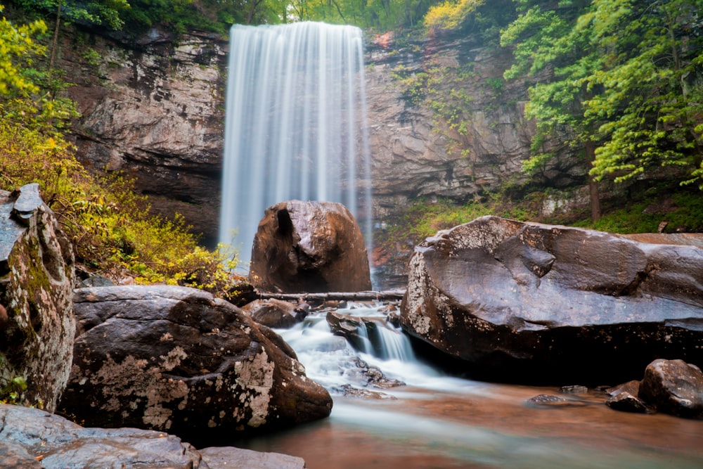 L’eau tombe sur la roche brune