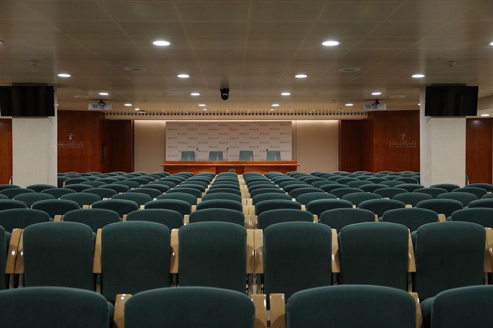 Chaises noires à l’intérieur de la salle blanche