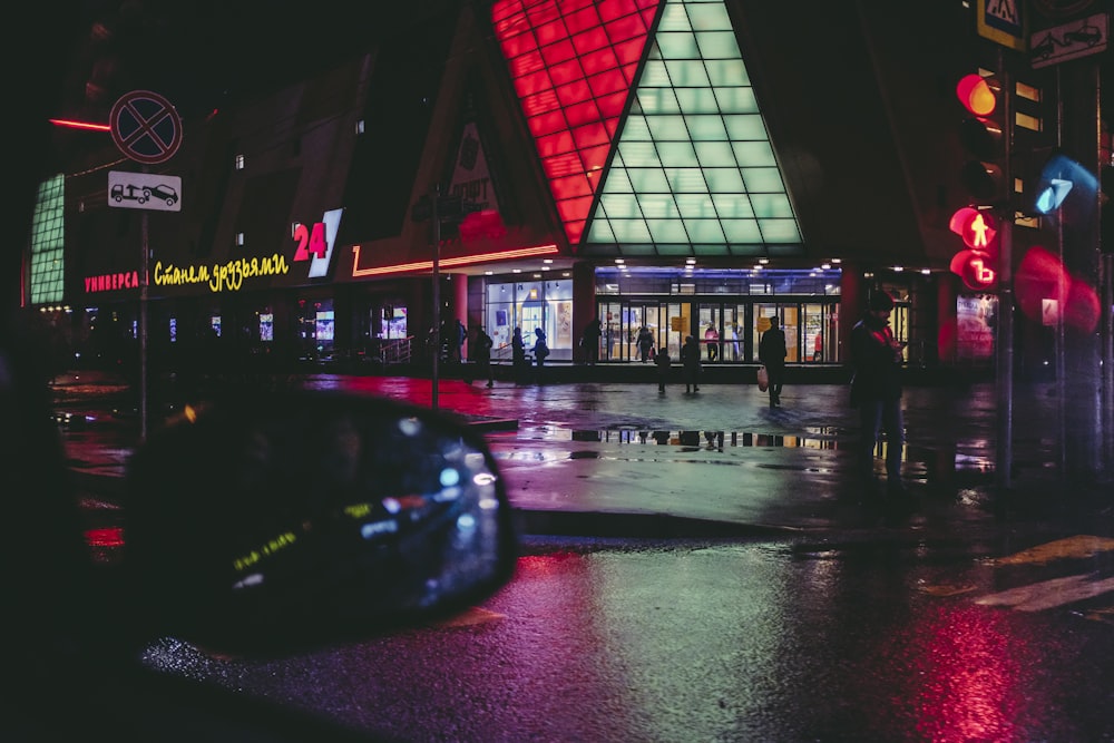 rot-weißes Betongebäude während der Nachtzeit