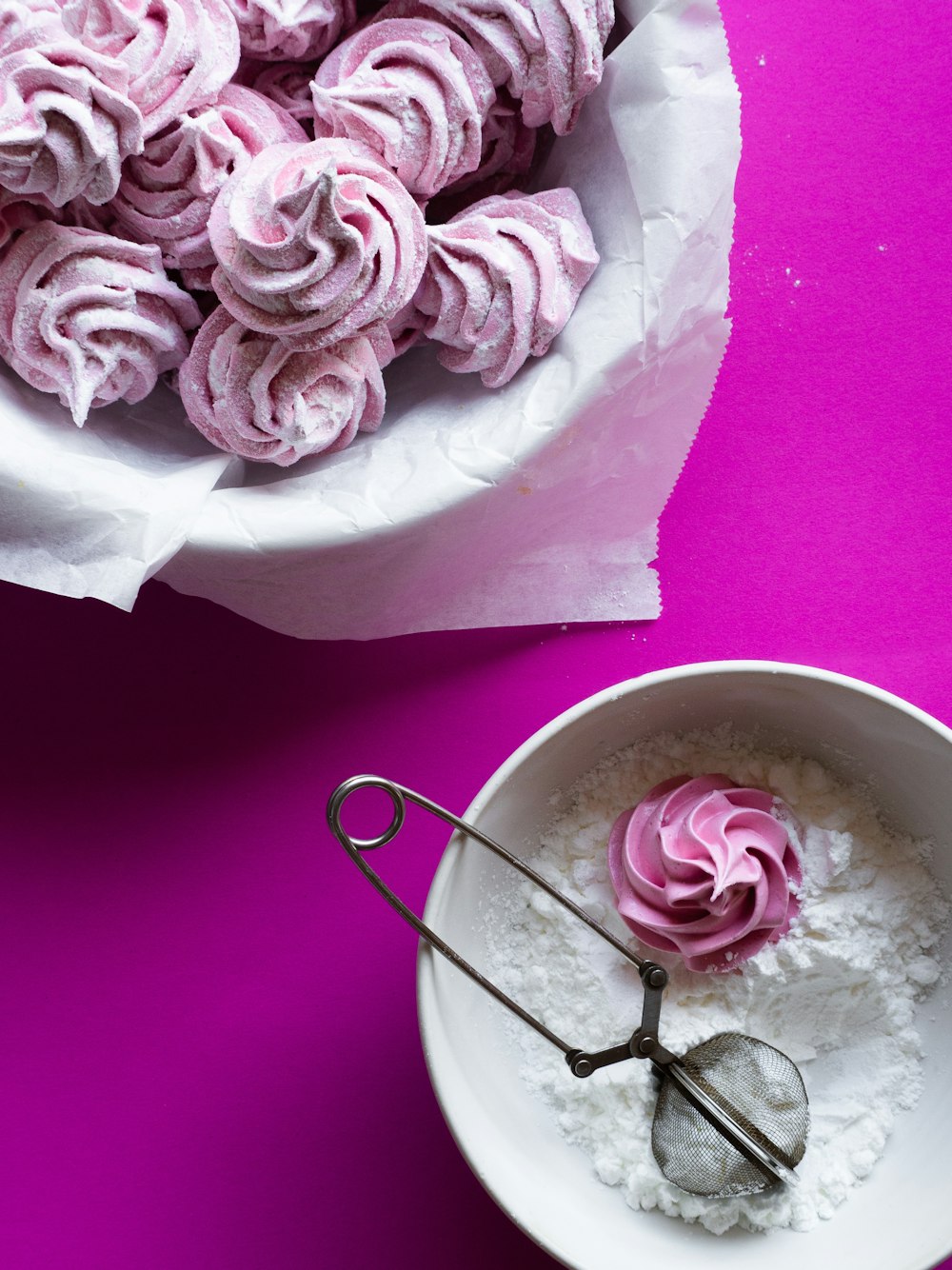 Bouquet di rose rosa su ciotola in ceramica bianca