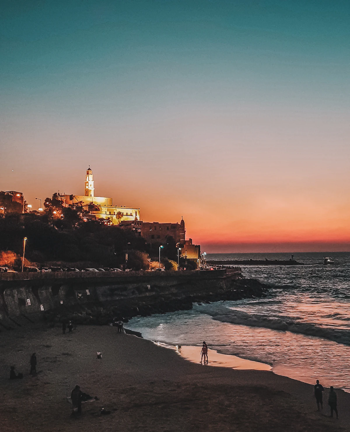 Silhouette de Jaffa au coucher du soleil, face à la Méditerranée