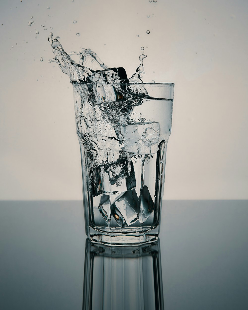 água em copo transparente