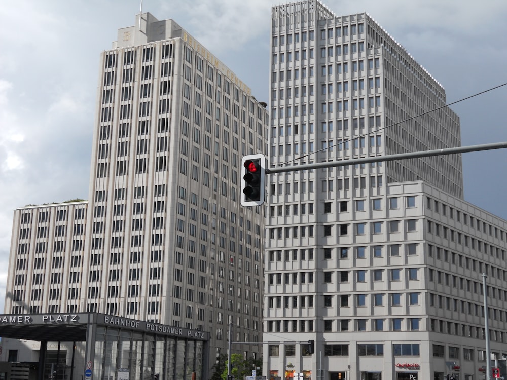 traffic light on red light near brown concrete building during daytime