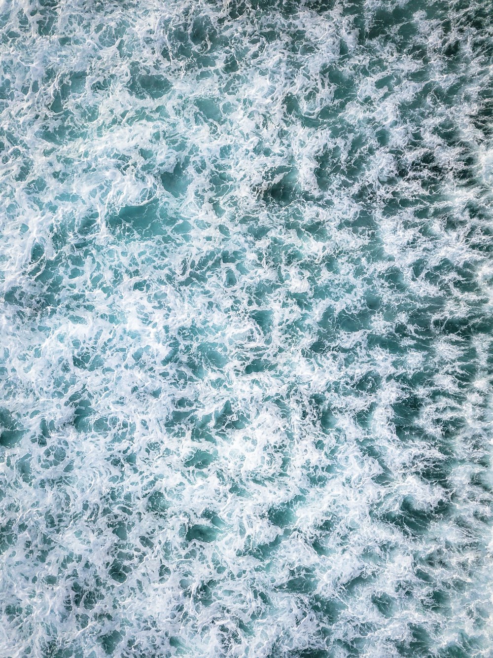 corpo de água branco e azul