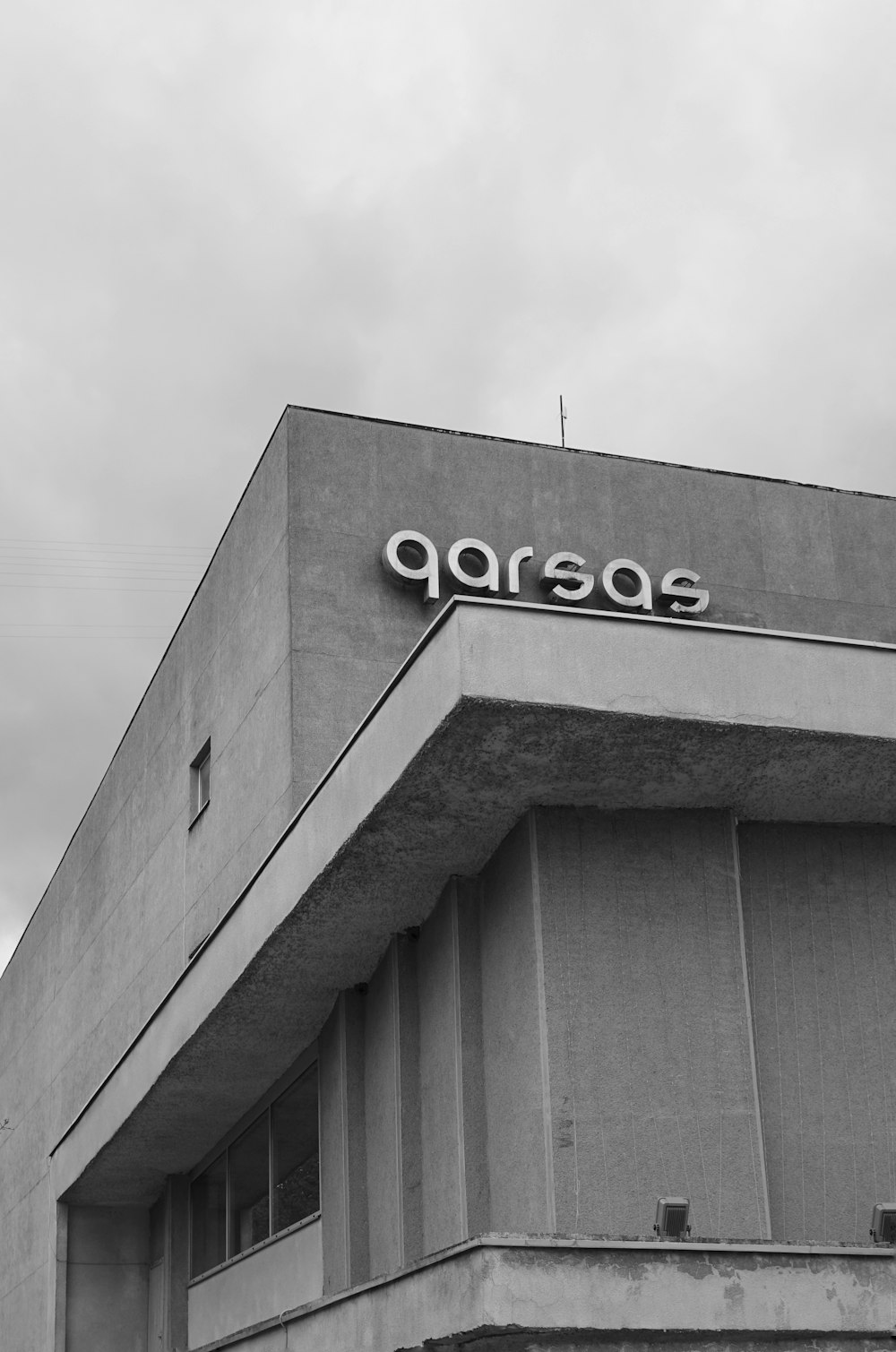 Una foto in bianco e nero di un grande edificio