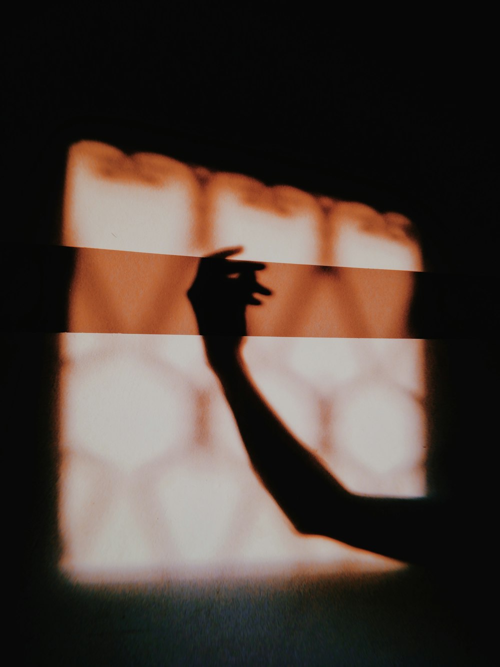 silhouette d’une personne levant la main droite