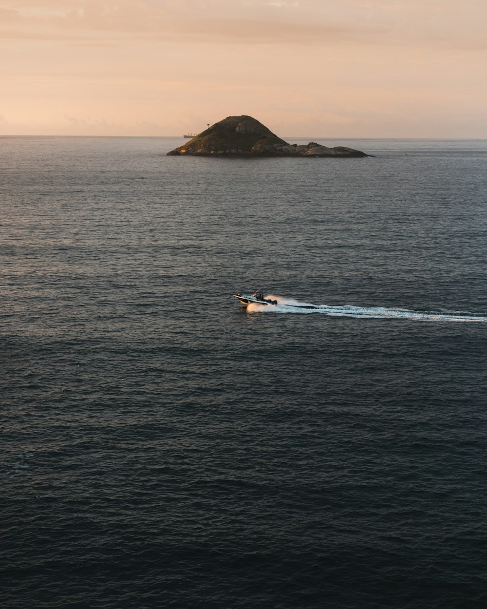 pessoa que monta em embarcação pessoal branca e amarela no mar azul durante o dia