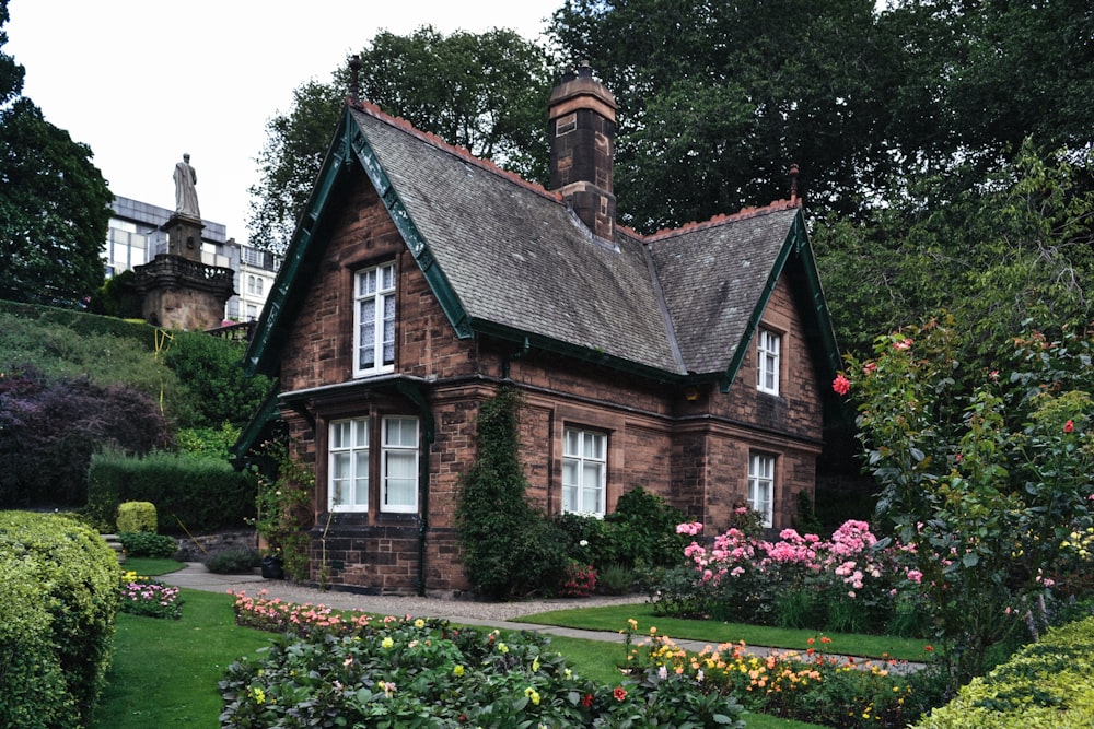 Casa de hormigón marrón y blanco