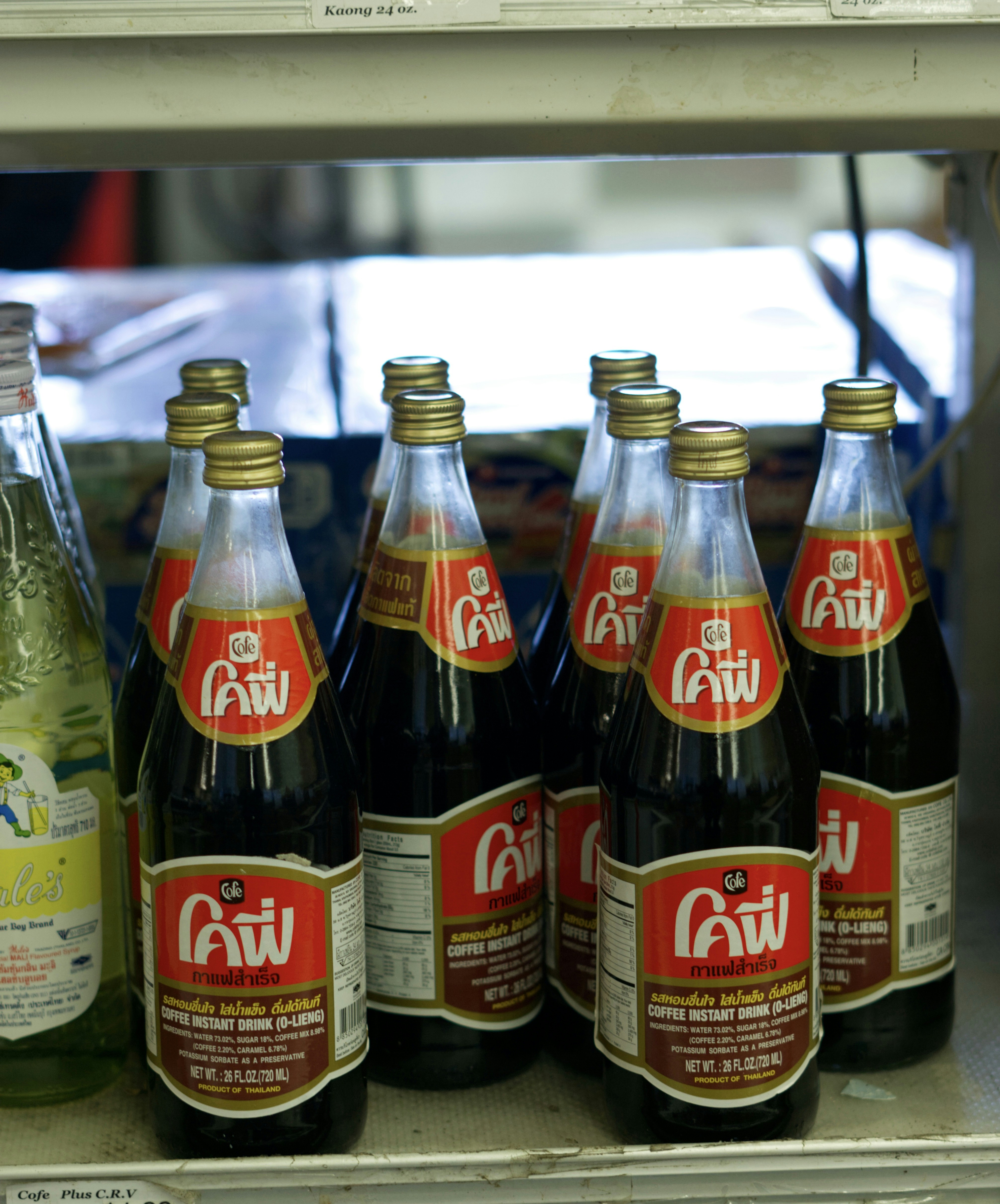 Foto Botellas de plástico de Coca Cola en estante blanco – Imagen Beber ...