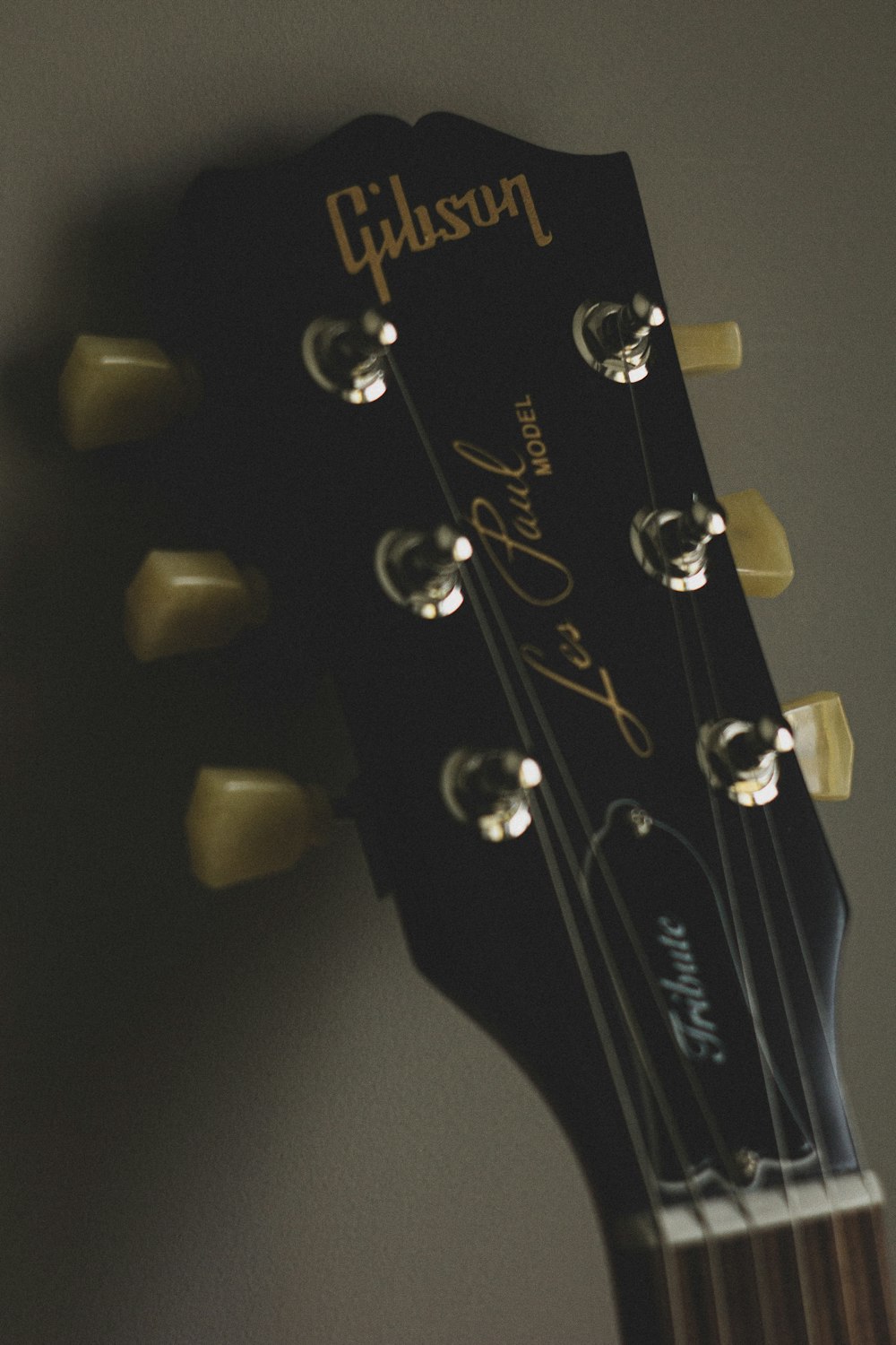 headstock de guitarra preto e marrom