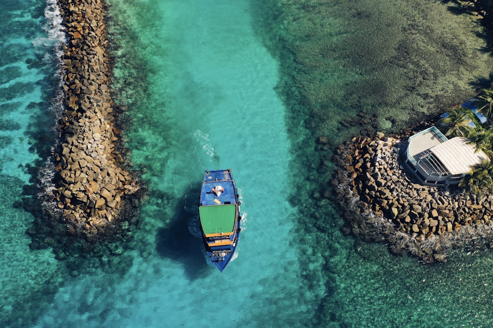 Barco azul y amarillo en el cuerpo de agua durante el día