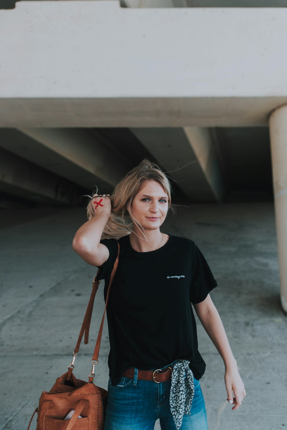 Frau in schwarzem Rundhals-T-Shirt mit rot gerahmter Brille