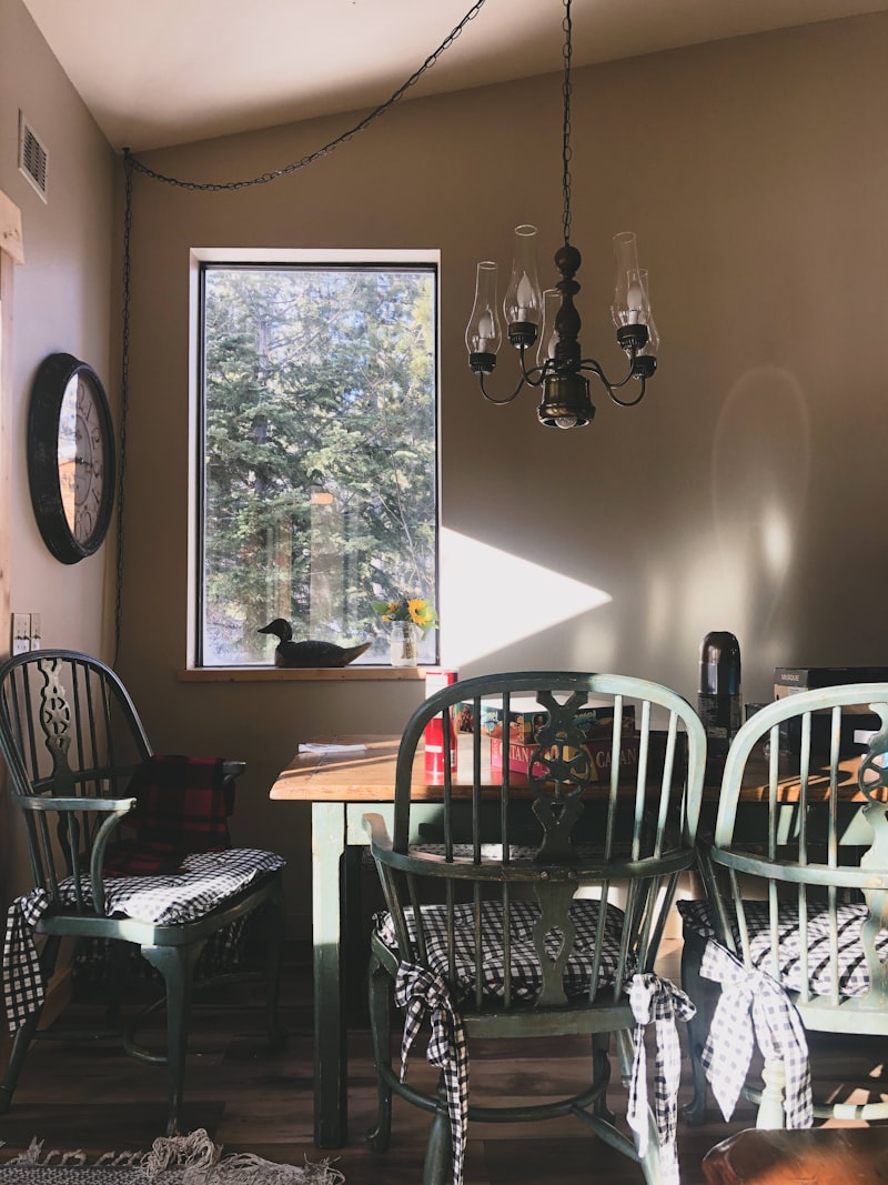 Metal sandalyelerle döşenmiş modern restoran iç mekanı.
