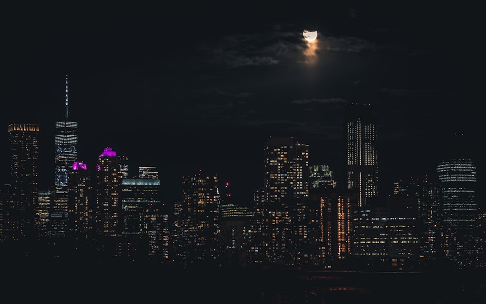 Skyline der Stadt bei Nacht