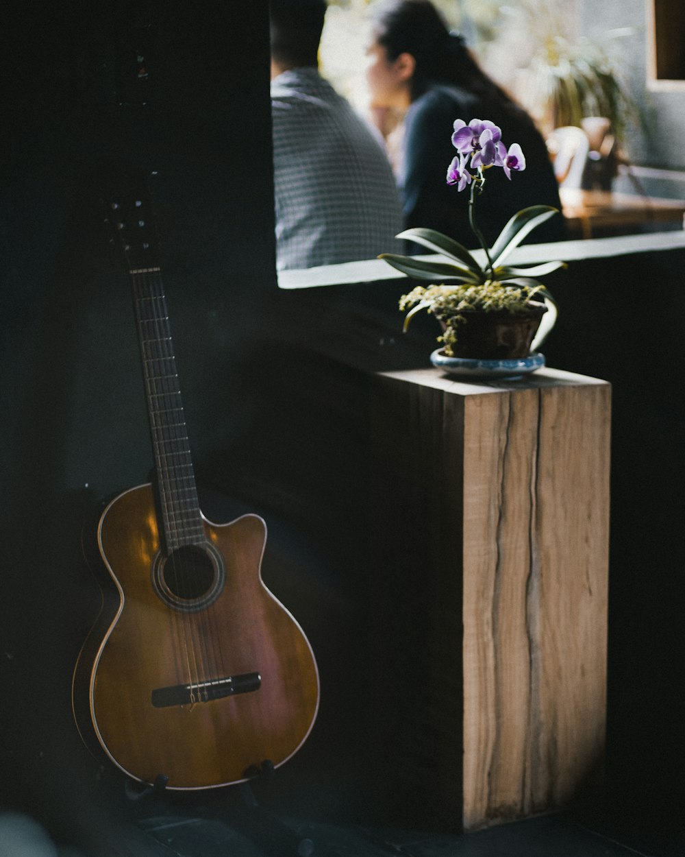 braune Akustikgitarre auf braunem Holztisch