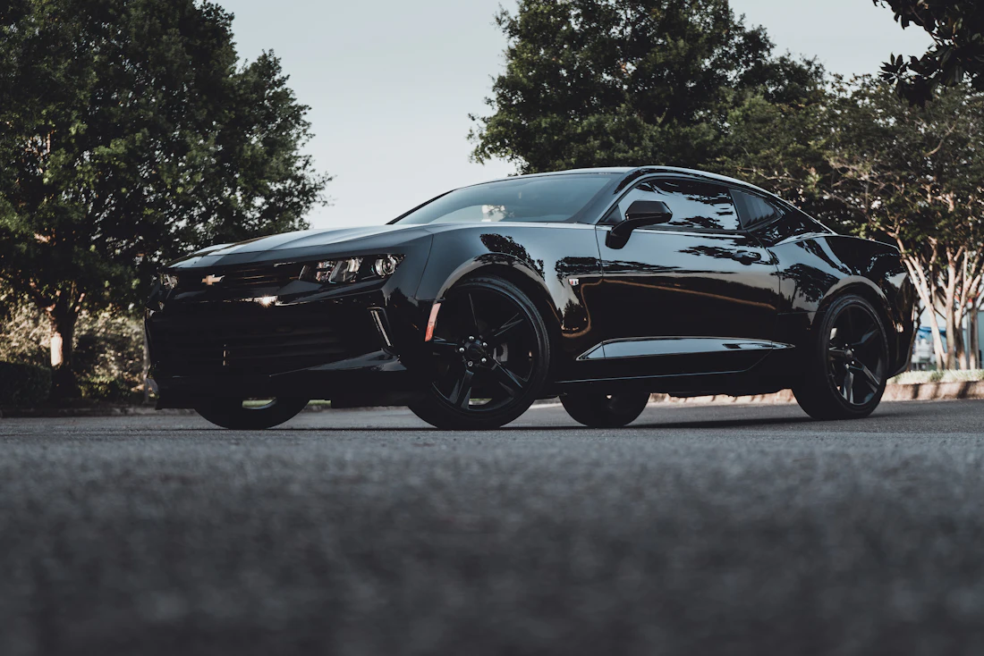 Voiture de sport noire, carrosserie brillante