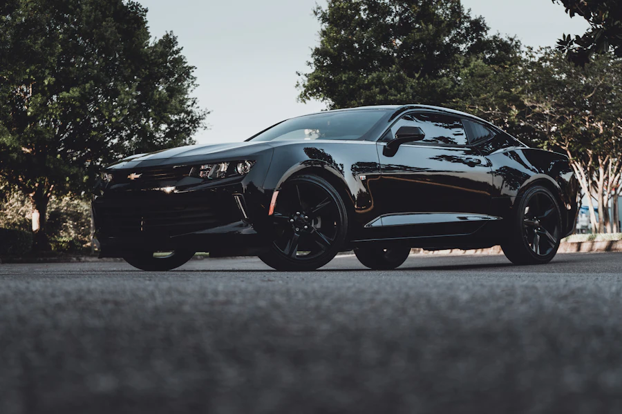 Voiture de sport noire garée
