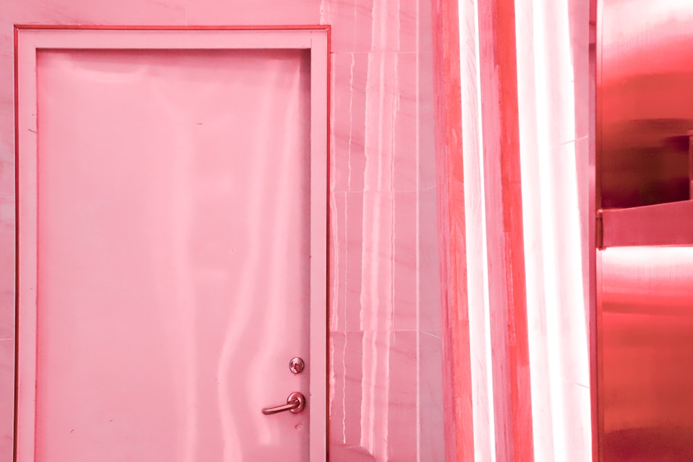 흰색 샤워 헤드가 있는 분홍색 세라믹 욕조
