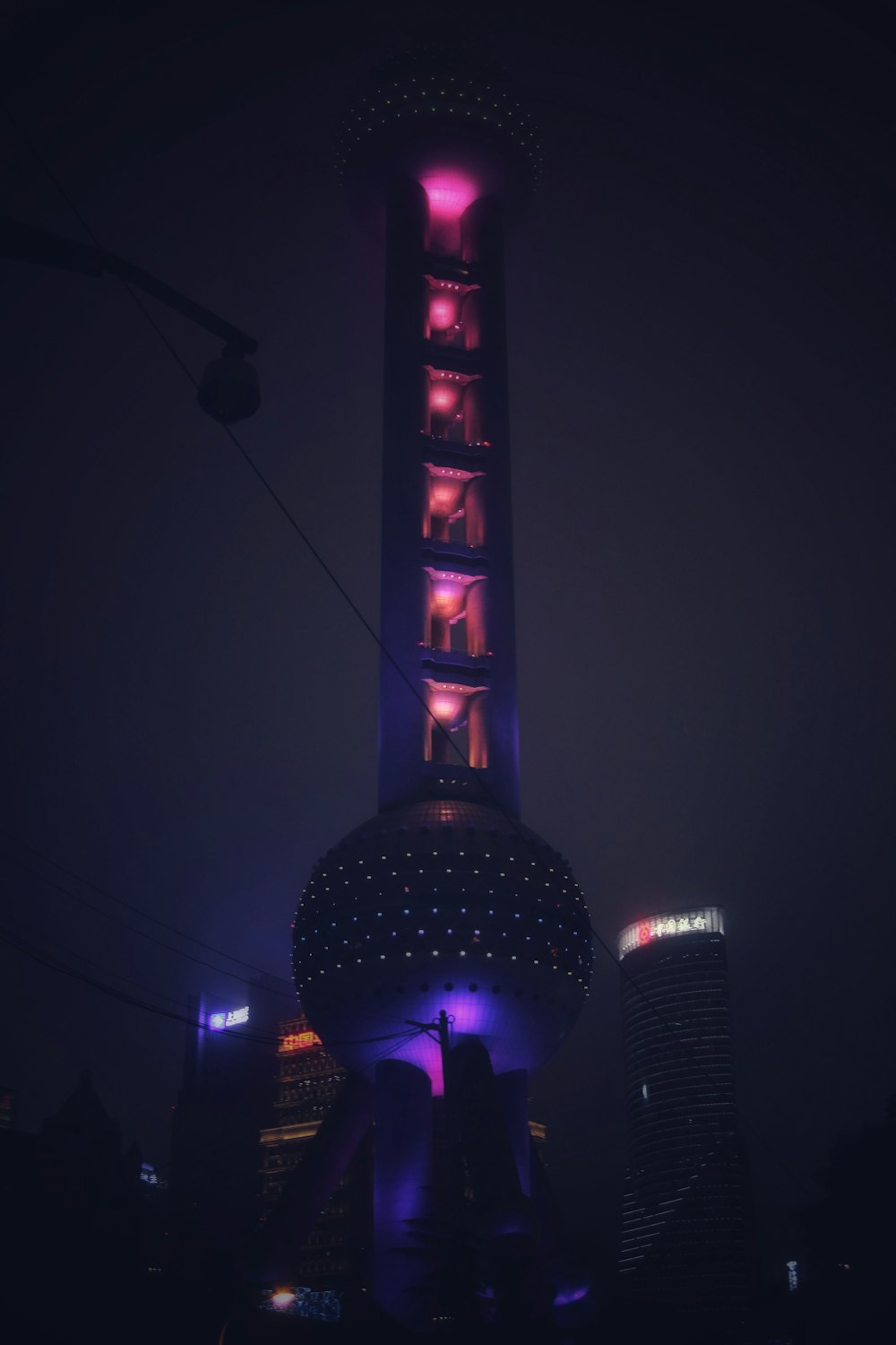 Torre púrpura y negra durante la noche