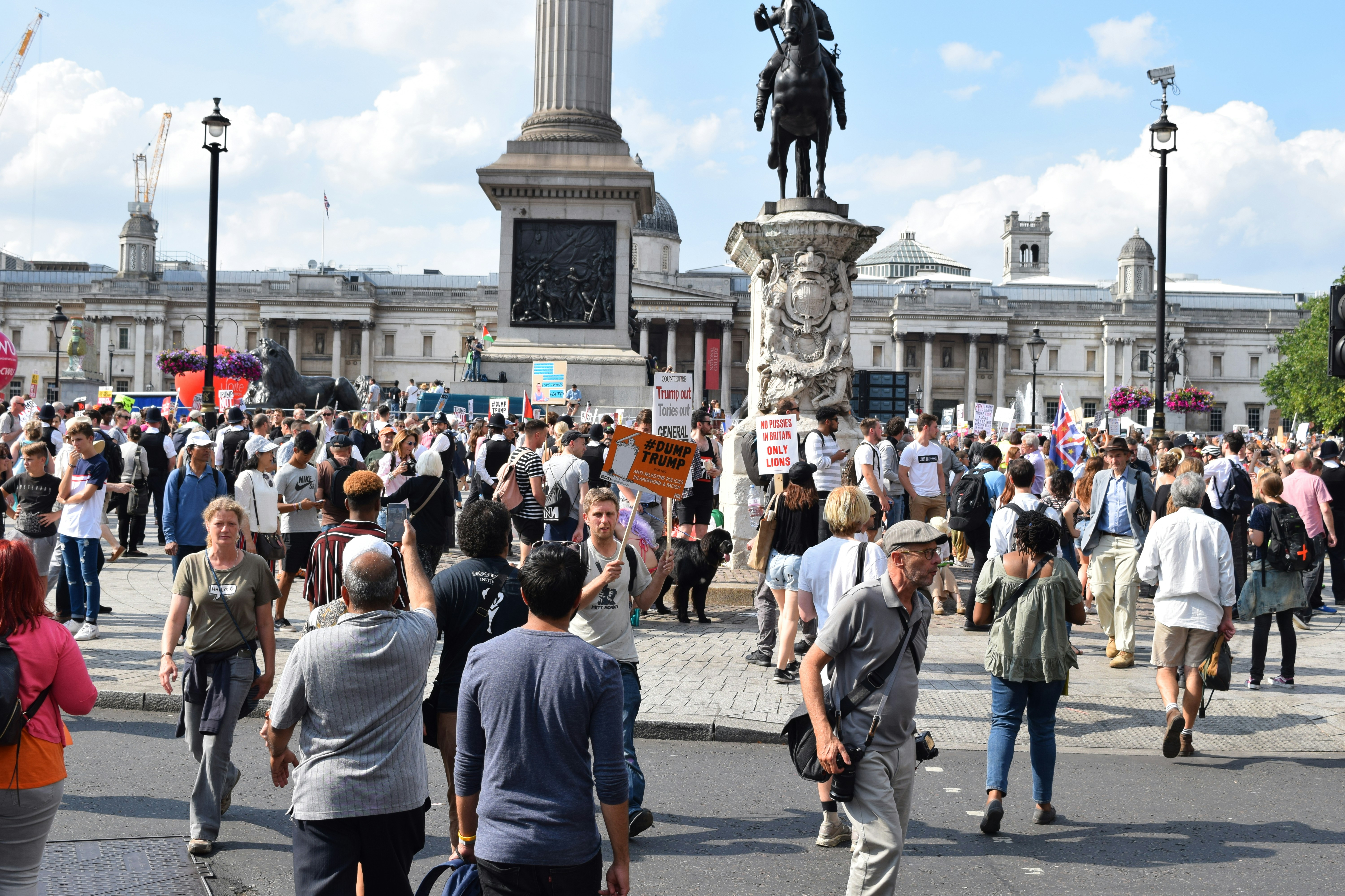 Personas que caminan por la calle durante el día