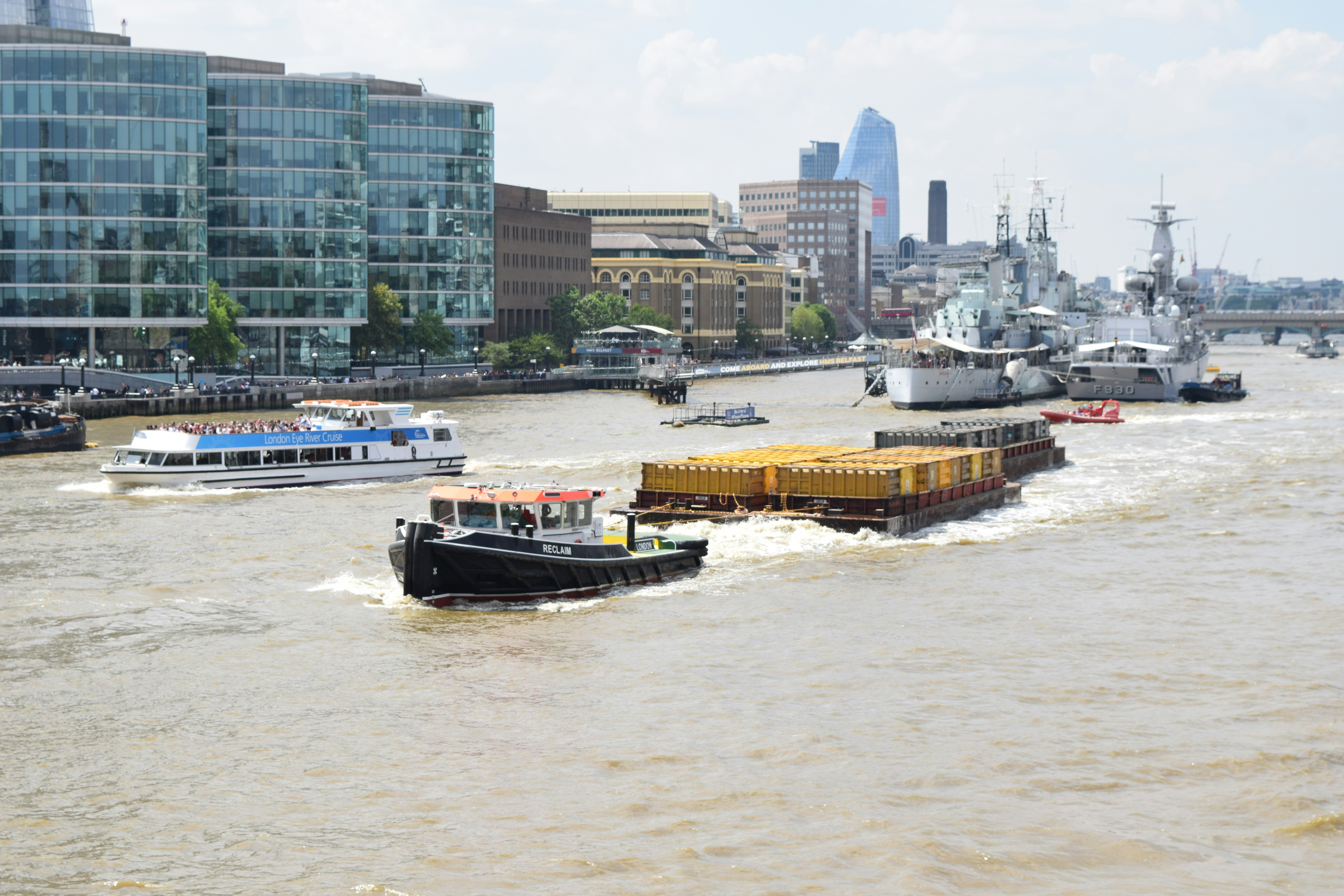 barco blanco y negro en el mar durante el día