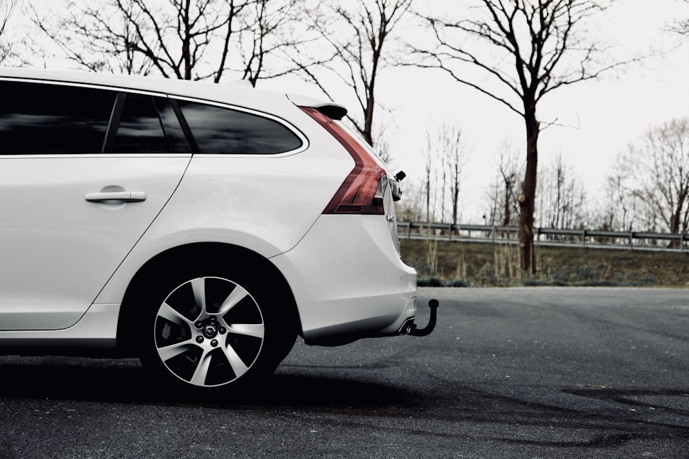 SUV blanc sur la route pendant la journée