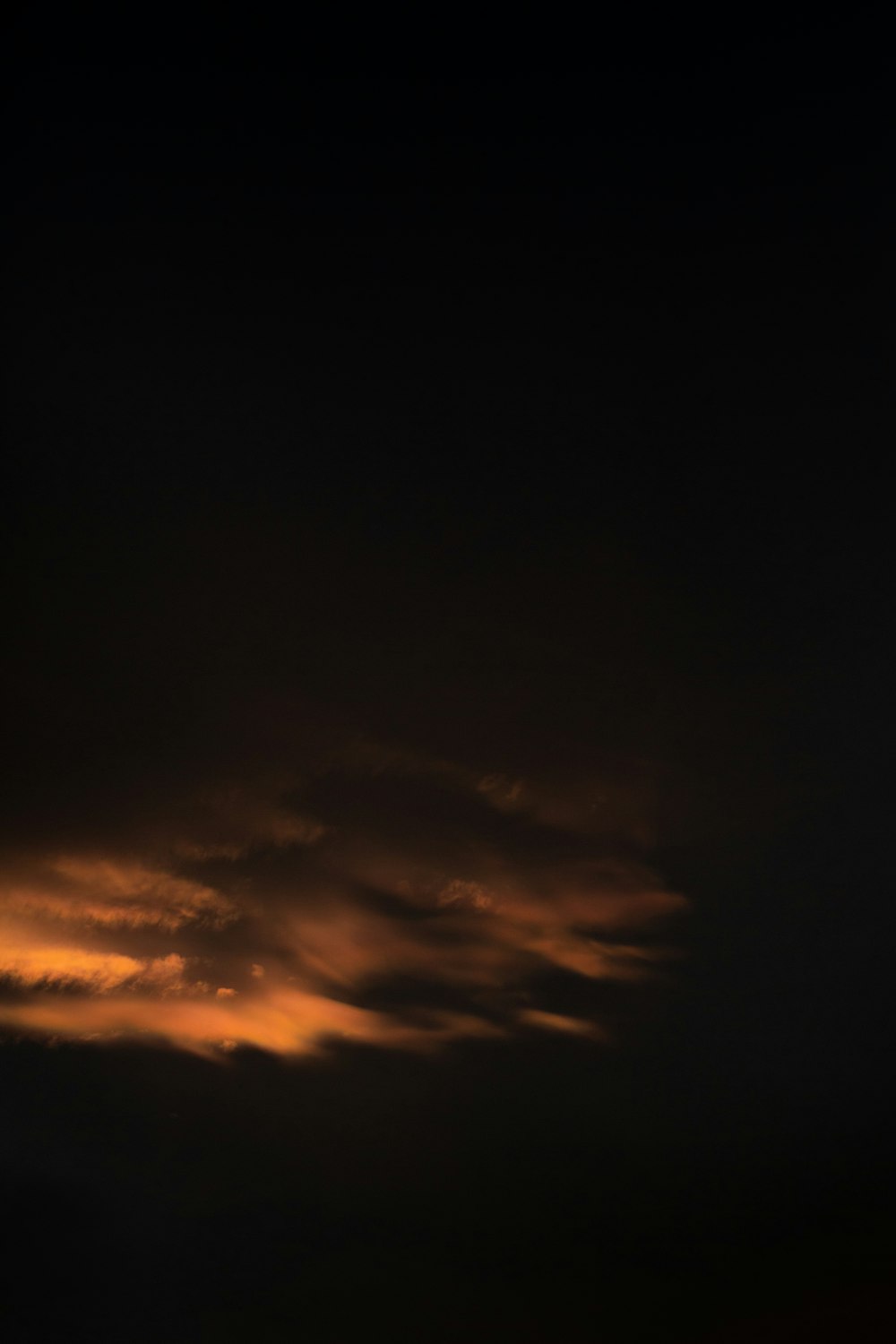 日没時のオレンジと黒の雲