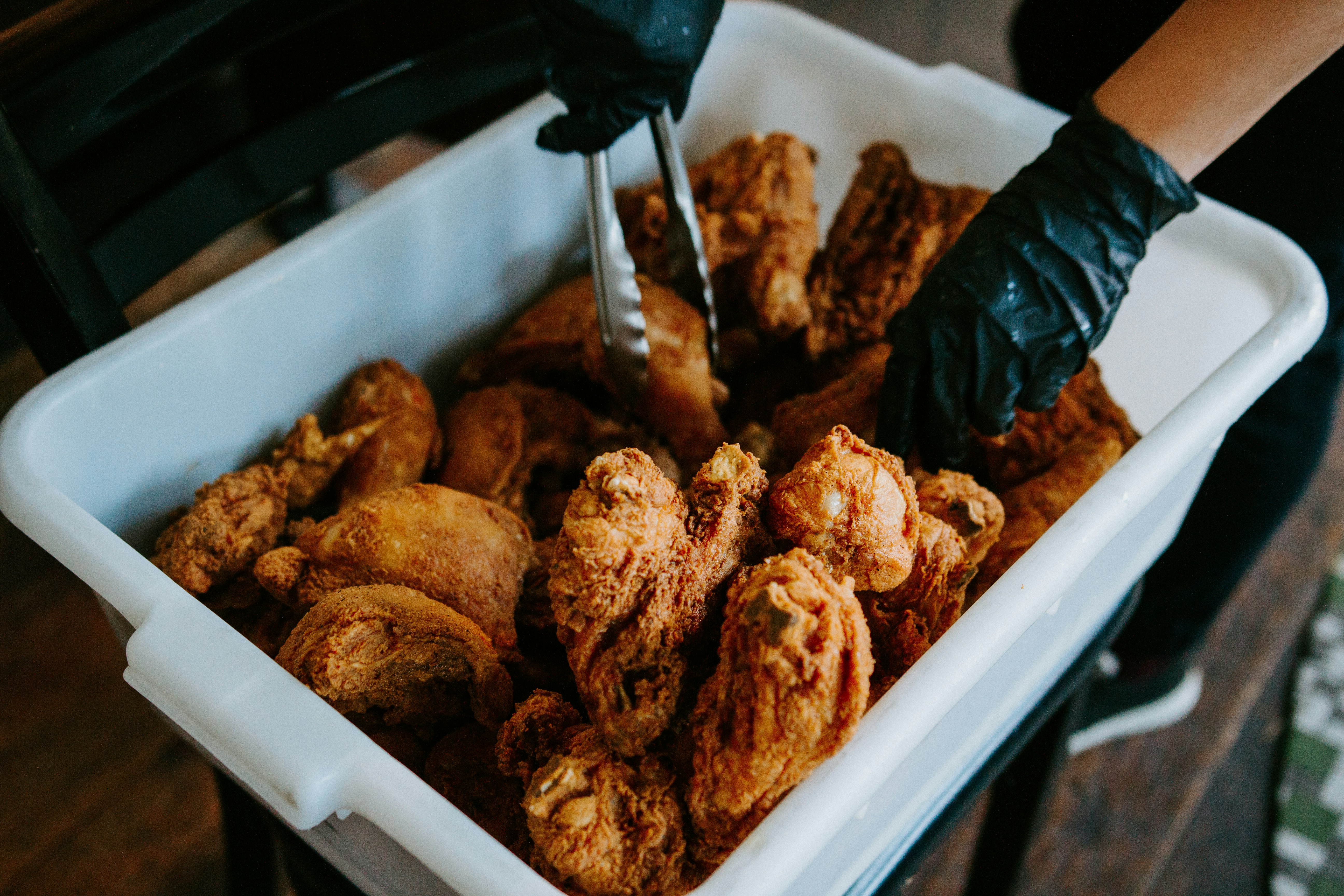 https://images.unsplash.com/photo-1588923930978-3f8c78001ec5?ixid=M3w2MjYzNjJ8MHwxfHNlYXJjaHw5fHxmcmllZCUyMGNoaWNrZW4lMjByZXN0YXVyYW50fGVufDB8MHx8fDE3Nzk5ODg0OTV8MA&ixlib=rb-4.1.0