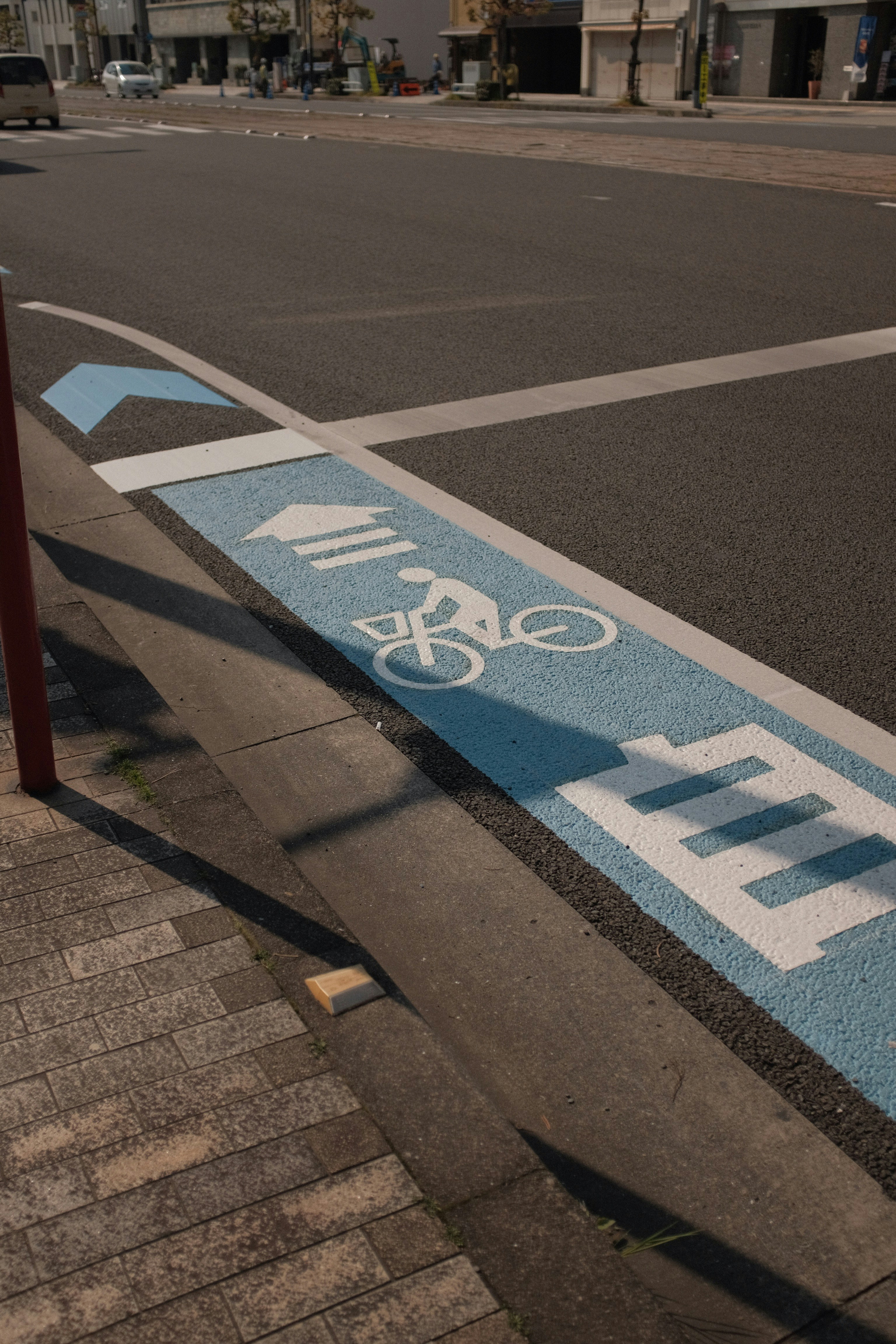 Blue and white pedestrian line photo – Free 愛媛県 日本 Image on Unsplash